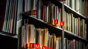 Biblioteka Narodowa alarmuje: czytelnictwo w Polsce znowu spada. Rząd wdroży plan naprawczy