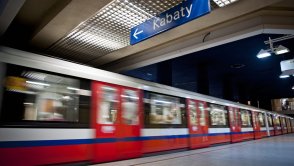 Młoda kobieta płaciła dziś w metrze z iPKO za bilet na Polskiego Busa