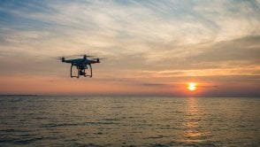 Powstają coraz lepsze systemy do zarządzania dużą liczbą dronów na niebie