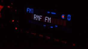 TOK FM i Trójka wyprzedziły Radio ZET w stolicy. Raport nt. słuchalności radia w Polsce