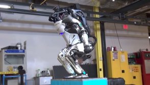 Boston Dynamics dalej szokuje: ich Atlas potrafi już robić salta w tył!