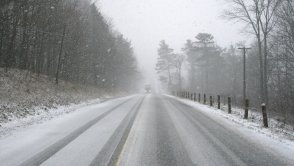 Niektórzy kierowcy nie spodziewali się śniegu w listopadzie