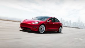 Tesla jest dumna z tego, jak bezpieczne są ich auta. Więc chwali się nagraniami z Crash Labu