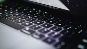 Silikonowa osłonka za kilka złotych robi więcej by zadbać o klawiaturę w Macbooku, niż Apple zrobiło przez kilka lat