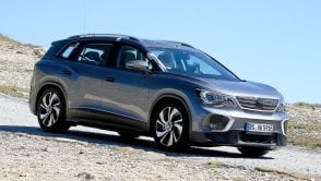 Volkswagen ID.6 przyłapany na testach w Alpach niemal bez kamuflażu