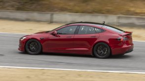 Tesla testuje Model S Plaid z aktywnym spojlerem, celuje w rekord Laguna Seca