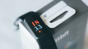 Fitbit Charge 5: opaska tylko z kształtu. To sprzęt, który oferuje co smartwatche