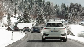 Napęd BMW eDrive 5. generacji w elektrycznych BMW iX xDrive40, iX3 oraz i4 M50 w górskich drogach (także ośnieżonych)