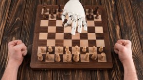Rosja: siedmiolatek zmierzył się z robotem w turnieju szachowym. Maszyna złamała mu palec