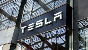 Tesla nielegalnie zwalnia pracowników i odmawia wypłaty należnych pensji