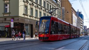 Polskie miasta będą mniej przyjazne kierowcom. Komunikacja miejska uzyska priorytet na ulicach