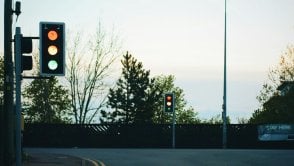 Przez autonomiczne samochody "światła" się zmienią. Co będzie oznaczać ten sygnał?