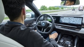 Tylko patrz jak BMW 5 jedzie za Ciebie autostradą. System asystujący kierowcy Professional. Test