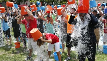 Internauci zepsuli ALS Ice Bucket Challenge