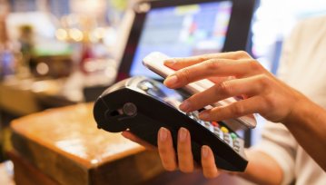 Płatności mobilne w USA cofną się do epoki kamienia łupanego – Apple Pay ma problem