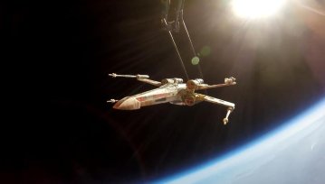 X-wing z Gwiezdnych Wojen sfilmowany nad Ziemią