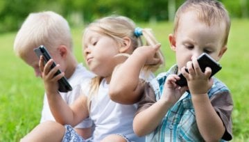 Telefon w rękach dziecka: w jakim wieku, w jakim wymiarze, na jakich zasadach i za jakie pieniądze?