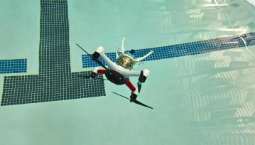 Lata, pływa, nurkuje - możliwości tego drona robią wrażenie