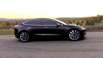 Tesla Model 3 tania nie jest. Ale Elon Musk pokazał, jak ją sprzedać
