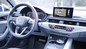Czy ekran zamiast tradycyjnych zegarów w samochodzie ma sens?