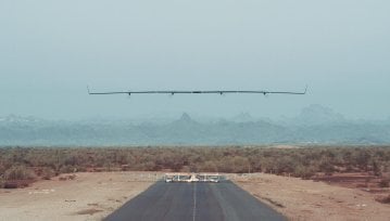 Bezzałogowy samolot Facebooka napędzany promieniami słonecznymi odbył pierwszy lot testowy