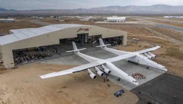 Stratolaunch opuścił hangar. Tak prezentuje się największy samolot świata