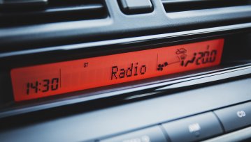 Na czym Polacy słuchają radia? Tradycyjny radioodbiornik czy przez internet?