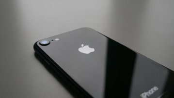 Wbrew obietnicom Apple, nowe iPhone'y też zwalniają, kiedy stan akumulatora się pogorszy