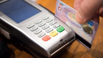 Polacy nie wstydzą się niskich zarobków, bardziej wstydliwa jest odmowa przy płatnościach kartą