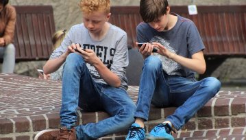 Państwo wprowadza zakaz używania smartfonów w szkole. Będzie lepiej?