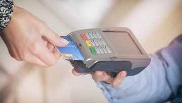UOKiK: aż 12 banków w Polsce pobierało niesłusznie opłaty za karty debetowe od swoich klientów
