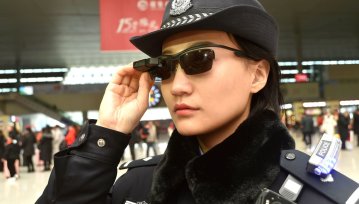 Policjanci wyposażeni w inteligentne okulary już teraz identyfikują poszukiwane osoby, kiedy zobaczą je na ulicy