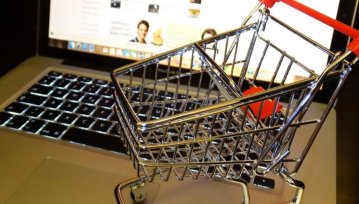 Polacy coraz częściej kupują online, ale płacą za te zakupy… gotówką