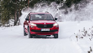 Jak jeździć autem z napędem na cztery koła po śniegu? Dwa style jazdy kontra 4x4