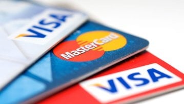 Raport NBP: rekordowy wzrost płatności kartami zbliżeniowymi oraz w sieci