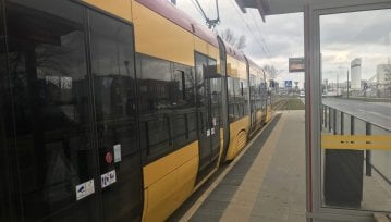 Mennica Polska rozpoczęła montaż nowoczesnych biletomatów w warszawskich tramwajach