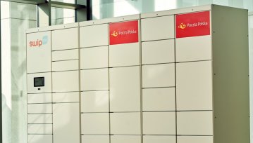 Pierwsze automaty do odbioru paczek Poczty Polskiej staną jeszcze przed wakacjami w placówkach i Biedronkach