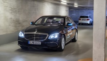 Mercedes może już legalnie samodzielnie parkować. Przełomowe zezwolenie władz