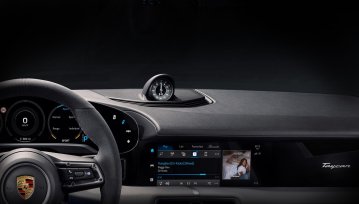 Porsche pokazało kokpit Taycana, z dodatkowym ekranem dla pasażera