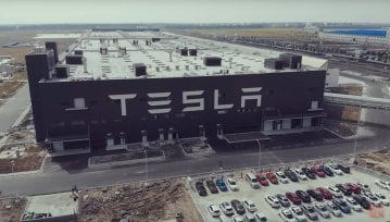 Tesla w mniej niż rok postawiła fabrykę i rozpoczęła produkcję samochodów
