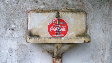 Coca-Cola nie zrezygnuje z plastikowych butelek. Winą obarcza nas