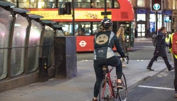 Ford chce zwiększyć bezpieczeństwo rowerzystów za pomocą kurtki z emoji