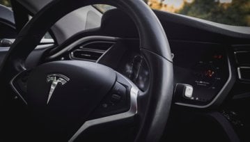 Autopilot w Teslach pod okiem regulatora, za dużo wypadków
