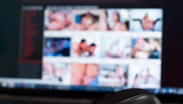 Coraz więcej polskich internautów korzysta z serwisów pornograficznych. Top 10 najpopularniejszych