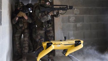 Robot Boston Dynamics pomaga wojsku, firma nie wie, co o tym myśleć
