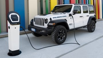 Hybrydowy(!) Jeep Compass 4xe oraz Wrangler 4xe – czy elektryfikacja to dobry pomysł w samochodach uterenowionych/terenowych?
