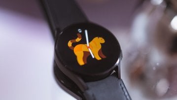 Asystent Google kontra Galaxy Watch 4. Na razie Samsung przegrywa