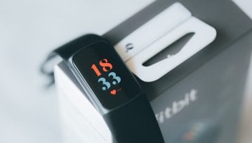 Fitbit Charge 5: opaska tylko z kształtu. To sprzęt, który oferuje co smartwatche