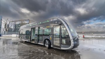 Kraków testuje elektryczne autobusy z pantografem do ładowania baterii