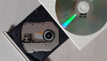 Czy w 2022 ktoś jeszcze ma w komputerze nagrywarkę CD?